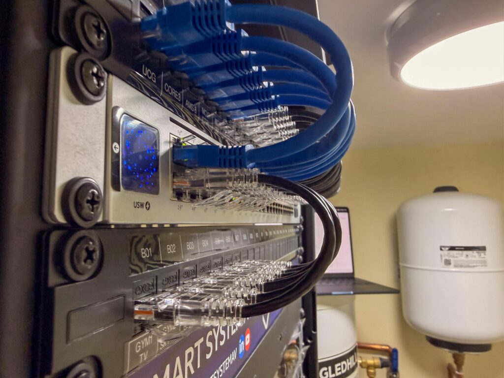 Structured network cabling in an equipment rack