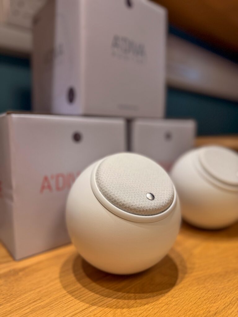 Compact spherical speakers with their packaging